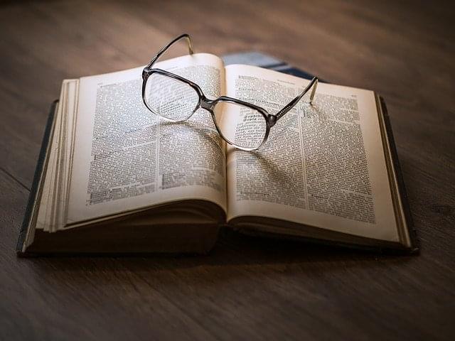 Otwarta książka z okularami